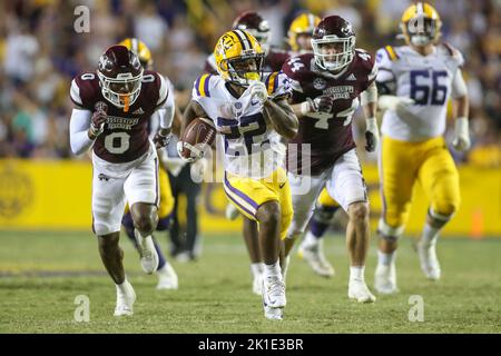 17. September 2022: LSU läuft zurück Armoni Goodwin (22) bricht während des NCAA-Fußballspiels zwischen den Mississippi St. Bulldogs und den LSU Tigers im Tiger Stadium in Baton Rouge, LA, einen langen Touchdown-Lauf ab. Jonathan Mailhes/CSM Stockfoto