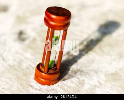 Nahaufnahme einer Sanduhr auf weißem Hintergrund Stockfoto