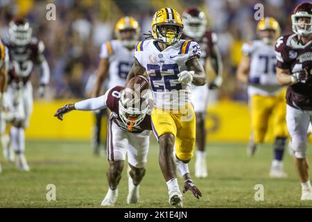 17. September 2022: LSU läuft zurück Armoni Goodwin (22) bricht während des NCAA-Fußballspiels zwischen den Mississippi St. Bulldogs und den LSU Tigers im Tiger Stadium in Baton Rouge, LA, einen langen Touchdown-Lauf ab. Jonathan Mailhes/CSM Stockfoto