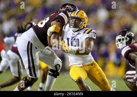 17. September 2022: BJ Ojulari (18) von LSU versucht während des NCAA-Fußballspiels zwischen den Mississippi St. Bulldogs und den LSU Tigers im Tiger Stadium in Baton Rouge, LA, zum Quarterback zu gelangen. Jonathan Mailhes/CSM Stockfoto