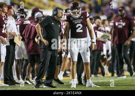 17. September 2022: Mississippi St. Head Coach Mike Leach spricht mit Quarterback will Rogers (2) während des NCAA Fußballspiels zwischen den Mississippi St. Bulldogs und den LSU Tigers im Tiger Stadium in Baton Rouge, LA. Jonathan Mailhes/CSM Stockfoto