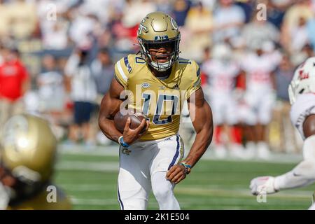 Atlanta, Georgia. 17. September 2022. Jeff Sims (10) von Georgia Tech spielt den Ball während des NCAA-Fußballspiels mit den Georgia Tech Yellow Jackets und den Ole Miss Rebels, das im Bobby Dodd Stadium auf dem Campus der Georgia Tech in Atlanta, Georgia, gespielt wird. Ole Miss schließt die Gelben Jacken aus, 42-0. Cecil Copeland/CSM/Alamy Live News Stockfoto