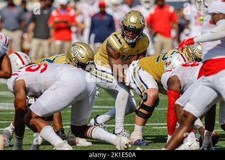 Atlanta, Georgia. 17. September 2022. Jeff Sims (10) von Georgia Tech startet das Spiel während des NCAA-Fußballspiels mit den Georgia Tech Yellow Jackets und den Ole Miss Rebels, das im Bobby Dodd Stadium auf dem Campus der Georgia Tech in Atlanta, Georgia, gespielt wird. Ole Miss schließt die Gelben Jacken aus, 42-0. Cecil Copeland/CSM/Alamy Live News Stockfoto