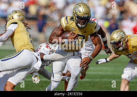 Atlanta, Georgia. 17. September 2022. Jeff Sims (10) von Georgia Tech spielt den Ball während des NCAA-Fußballspiels mit den Georgia Tech Yellow Jackets und den Ole Miss Rebels, das im Bobby Dodd Stadium auf dem Campus der Georgia Tech in Atlanta, Georgia, gespielt wird. Ole Miss schließt die Gelben Jacken aus, 42-0. Cecil Copeland/CSM/Alamy Live News Stockfoto