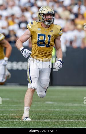 Atlanta, Georgia. 17. September 2022. Luke Benson (81) von Georgia Tech in Aktion während des NCAA-Fußballspiels mit den Georgia Tech Yellow Jackets und den Ole Miss Rebels, das im Bobby Dodd Stadium auf dem Campus der Georgia Tech in Atlanta, Georgia, gespielt wurde. Ole Miss schließt die Gelben Jacken aus, 42-0. Cecil Copeland/CSM/Alamy Live News Stockfoto