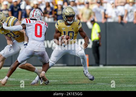 Atlanta, Georgia. 17. September 2022. Jeff Sims (10) von Georgia Tech war während des NCAA-Fußballspiels mit den Georgia Tech Yellow Jackets und den Ole Miss Rebels im Bobby Dodd Stadium auf dem Campus der Georgia Tech in Atlanta, Georgia, in Aktion. Ole Miss schließt die Gelben Jacken aus, 42-0. Cecil Copeland/CSM/Alamy Live News Stockfoto