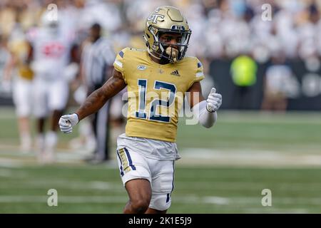 Atlanta, Georgia. 17. September 2022. Malik Rutherford (12) von Georgia Tech in Aktion während des NCAA-Fußballspiels mit den Georgia Tech Yellow Jackets und den Ole Miss Rebels, das im Bobby Dodd Stadium auf dem Campus der Georgia Tech in Atlanta, Georgia, gespielt wurde. Ole Miss schließt die Gelben Jacken aus, 42-0. Cecil Copeland/CSM/Alamy Live News Stockfoto