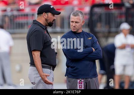 Columbus, Ohio, USA. 17. September 2022. Ohio State Buckeys-Cheftrainer Ryan Day und Toledo Rockets-Cheftrainer Jason Candle sprechen vor dem Spiel zwischen den Toledo Rockets und den Ohio State Buckeys im Ohio Stadium, Columbus, Ohio, auf dem Feld. (Bild: © Scott Stuart/ZUMA Press Wire) Stockfoto