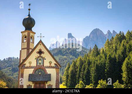 St. Johann Kirche im idyllischen Santa Maddalena, Dolomiten, Italien Stockfoto