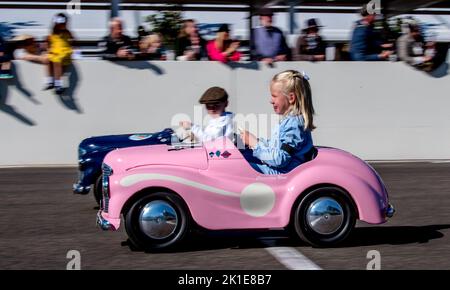 Der Settrington Cup feiert sein 10.-jähriges Jubiläum beim Goodwood Revival Festival, bei dem junge Rennfahrer am 17. September 2022 auf dem Goodwood Circuit, Goodwood, Großbritannien, ein One-Design-Tretauto aus Austin J40 auf der Geraden fahren. Foto von Phil Hutchinson. Nur zur redaktionellen Verwendung, Lizenz für kommerzielle Nutzung erforderlich. Keine Verwendung bei Wetten, Spielen oder Veröffentlichungen einzelner Clubs/Vereine/Spieler. Kredit: UK Sports Pics Ltd/Alamy Live Nachrichten Stockfoto