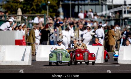 Der Settrington Cup feiert sein 10.-jähriges Jubiläum beim Goodwood Revival Festival, bei dem junge Rennfahrer am 17. September 2022 auf dem Goodwood Circuit, Goodwood, Großbritannien, ein One-Design-Tretauto aus Austin J40 auf der Geraden fahren. Foto von Phil Hutchinson. Nur zur redaktionellen Verwendung, Lizenz für kommerzielle Nutzung erforderlich. Keine Verwendung bei Wetten, Spielen oder Veröffentlichungen einzelner Clubs/Vereine/Spieler. Kredit: UK Sports Pics Ltd/Alamy Live Nachrichten Stockfoto