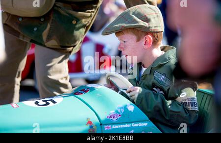 Der Settrington Cup feiert sein 10.-jähriges Jubiläum beim Goodwood Revival Festival, bei dem junge Rennfahrer am 17. September 2022 auf dem Goodwood Circuit, Goodwood, Großbritannien, ein One-Design-Tretauto aus Austin J40 auf der Geraden fahren. Foto von Phil Hutchinson. Nur zur redaktionellen Verwendung, Lizenz für kommerzielle Nutzung erforderlich. Keine Verwendung bei Wetten, Spielen oder Veröffentlichungen einzelner Clubs/Vereine/Spieler. Kredit: UK Sports Pics Ltd/Alamy Live Nachrichten Stockfoto