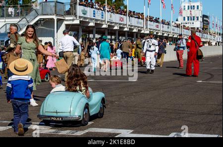 Der Settrington Cup feiert sein 10.-jähriges Jubiläum beim Goodwood Revival Festival, bei dem junge Rennfahrer am 17. September 2022 auf dem Goodwood Circuit, Goodwood, Großbritannien, ein One-Design-Tretauto aus Austin J40 auf der Geraden fahren. Foto von Phil Hutchinson. Nur zur redaktionellen Verwendung, Lizenz für kommerzielle Nutzung erforderlich. Keine Verwendung bei Wetten, Spielen oder Veröffentlichungen einzelner Clubs/Vereine/Spieler. Kredit: UK Sports Pics Ltd/Alamy Live Nachrichten Stockfoto