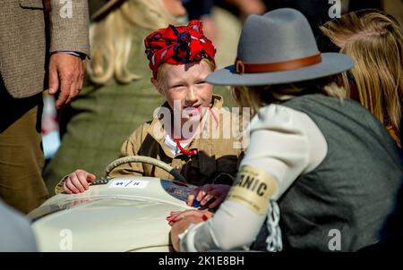 Der Settrington Cup feiert sein 10.-jähriges Jubiläum beim Goodwood Revival Festival, bei dem junge Rennfahrer am 17. September 2022 auf dem Goodwood Circuit, Goodwood, Großbritannien, ein One-Design-Tretauto aus Austin J40 auf der Geraden fahren. Foto von Phil Hutchinson. Nur zur redaktionellen Verwendung, Lizenz für kommerzielle Nutzung erforderlich. Keine Verwendung bei Wetten, Spielen oder Veröffentlichungen einzelner Clubs/Vereine/Spieler. Kredit: UK Sports Pics Ltd/Alamy Live Nachrichten Stockfoto