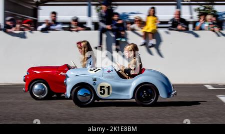 Der Settrington Cup feiert sein 10.-jähriges Jubiläum beim Goodwood Revival Festival, bei dem junge Rennfahrer am 17. September 2022 auf dem Goodwood Circuit, Goodwood, Großbritannien, ein One-Design-Tretauto aus Austin J40 auf der Geraden fahren. Foto von Phil Hutchinson. Nur zur redaktionellen Verwendung, Lizenz für kommerzielle Nutzung erforderlich. Keine Verwendung bei Wetten, Spielen oder Veröffentlichungen einzelner Clubs/Vereine/Spieler. Kredit: UK Sports Pics Ltd/Alamy Live Nachrichten Stockfoto