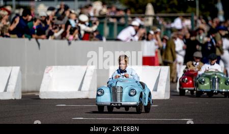 Der Settrington Cup feiert sein 10.-jähriges Jubiläum beim Goodwood Revival Festival, bei dem junge Rennfahrer am 17. September 2022 auf dem Goodwood Circuit, Goodwood, Großbritannien, ein One-Design-Tretauto aus Austin J40 auf der Geraden fahren. Foto von Phil Hutchinson. Nur zur redaktionellen Verwendung, Lizenz für kommerzielle Nutzung erforderlich. Keine Verwendung bei Wetten, Spielen oder Veröffentlichungen einzelner Clubs/Vereine/Spieler. Kredit: UK Sports Pics Ltd/Alamy Live Nachrichten Stockfoto