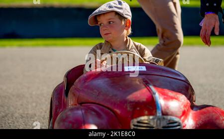 Der Settrington Cup feiert sein 10.-jähriges Jubiläum beim Goodwood Revival Festival, bei dem junge Rennfahrer am 17. September 2022 auf dem Goodwood Circuit, Goodwood, Großbritannien, ein One-Design-Tretauto aus Austin J40 auf der Geraden fahren. Foto von Phil Hutchinson. Nur zur redaktionellen Verwendung, Lizenz für kommerzielle Nutzung erforderlich. Keine Verwendung bei Wetten, Spielen oder Veröffentlichungen einzelner Clubs/Vereine/Spieler. Kredit: UK Sports Pics Ltd/Alamy Live Nachrichten Stockfoto