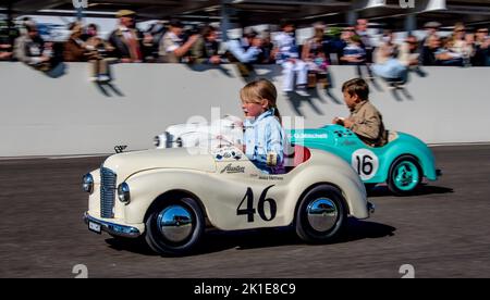 Der Settrington Cup feiert sein 10.-jähriges Jubiläum beim Goodwood Revival Festival, bei dem junge Rennfahrer am 17. September 2022 auf dem Goodwood Circuit, Goodwood, Großbritannien, ein One-Design-Tretauto aus Austin J40 auf der Geraden fahren. Foto von Phil Hutchinson. Nur zur redaktionellen Verwendung, Lizenz für kommerzielle Nutzung erforderlich. Keine Verwendung bei Wetten, Spielen oder Veröffentlichungen einzelner Clubs/Vereine/Spieler. Kredit: UK Sports Pics Ltd/Alamy Live Nachrichten Stockfoto