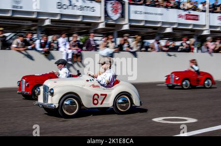 Der Settrington Cup feiert sein 10.-jähriges Jubiläum beim Goodwood Revival Festival, bei dem junge Rennfahrer am 17. September 2022 auf dem Goodwood Circuit, Goodwood, Großbritannien, ein One-Design-Tretauto aus Austin J40 auf der Geraden fahren. Foto von Phil Hutchinson. Nur zur redaktionellen Verwendung, Lizenz für kommerzielle Nutzung erforderlich. Keine Verwendung bei Wetten, Spielen oder Veröffentlichungen einzelner Clubs/Vereine/Spieler. Kredit: UK Sports Pics Ltd/Alamy Live Nachrichten Stockfoto