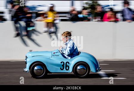 Der Settrington Cup feiert sein 10.-jähriges Jubiläum beim Goodwood Revival Festival, bei dem junge Rennfahrer am 17. September 2022 auf dem Goodwood Circuit, Goodwood, Großbritannien, ein One-Design-Tretauto aus Austin J40 auf der Geraden fahren. Foto von Phil Hutchinson. Nur zur redaktionellen Verwendung, Lizenz für kommerzielle Nutzung erforderlich. Keine Verwendung bei Wetten, Spielen oder Veröffentlichungen einzelner Clubs/Vereine/Spieler. Kredit: UK Sports Pics Ltd/Alamy Live Nachrichten Stockfoto