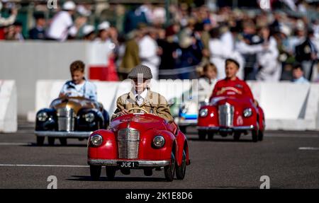 Der Settrington Cup feiert sein 10.-jähriges Jubiläum beim Goodwood Revival Festival, bei dem junge Rennfahrer am 17. September 2022 auf dem Goodwood Circuit, Goodwood, Großbritannien, ein One-Design-Tretauto aus Austin J40 auf der Geraden fahren. Foto von Phil Hutchinson. Nur zur redaktionellen Verwendung, Lizenz für kommerzielle Nutzung erforderlich. Keine Verwendung bei Wetten, Spielen oder Veröffentlichungen einzelner Clubs/Vereine/Spieler. Kredit: UK Sports Pics Ltd/Alamy Live Nachrichten Stockfoto