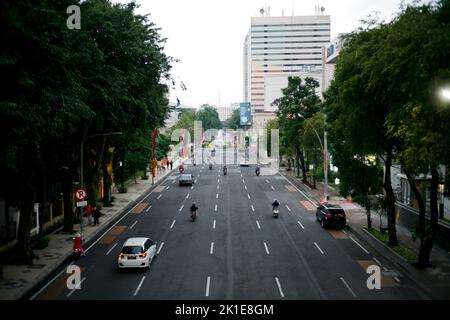 Stadtverkehr in der Nähe von Alun-Alun im Zentrum von Surabaya Stockfoto