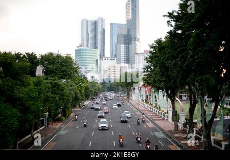 Stadtverkehr in der Nähe von Alun-Alun im Zentrum von Surabaya Stockfoto