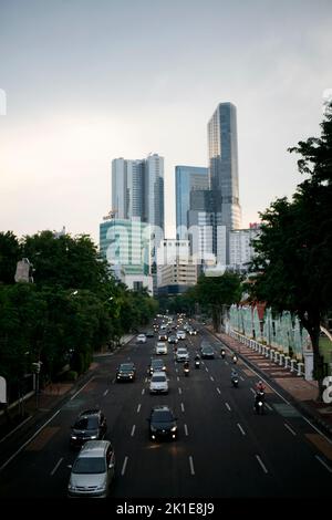 Stadtverkehr in der Nähe von Alun-Alun im Zentrum von Surabaya Stockfoto