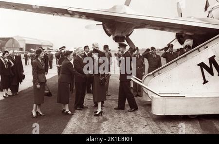 Prinzessin Elizabeth (zukünftige Königin Elizabeth II.) und Prinz Philip, Herzog von Edinburgh, werden von Präsident Harry S. Truman, seiner Frau Bess und seiner Tochter Margaret, Am Washington National Airport in Arlington, Virginia, am 31. Oktober 1951. (USA) Stockfoto