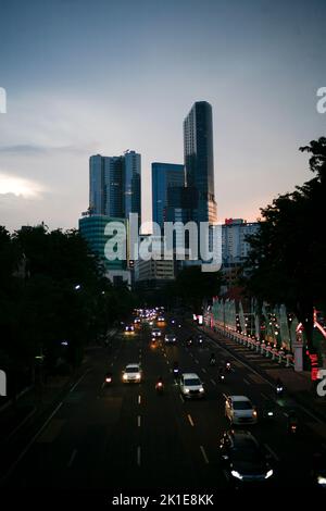 Stadtverkehr in der Nähe von Alun-Alun im Zentrum von Surabaya Stockfoto