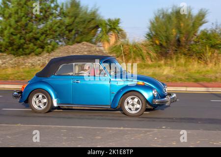 1974 70s SEVENTIES Blue VW Volkswagen Beetle Cabrio 1600cc Cabrio; Reisen zum Classic und Speed Event in Southport, UK Stockfoto