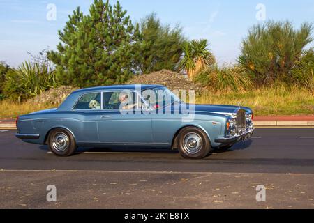 1969 60s Blue Rolls Royce SHADOW 2 Door 3 Speed Automatik 6230cc Benziner Limousine; Fahrt zum Classic und Speed Event in Southport, UK Stockfoto