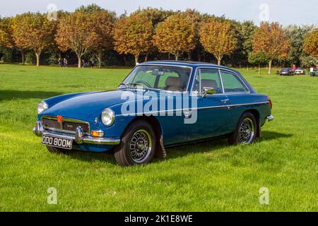 1974 70s SEVENTIES Blue MG B GT 8 3528cc benzinter britischer Sportwagen; ausgestellt auf dem Classic und Speed Event in Southport, UK Stockfoto