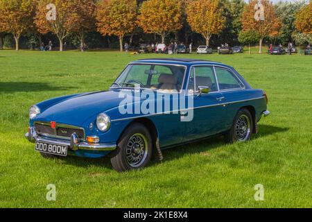 1974 70s SEVENTIES Blue MG B GT 8 3528cc benzinter britischer Sportwagen; ausgestellt auf dem Classic und Speed Event in Southport, UK Stockfoto