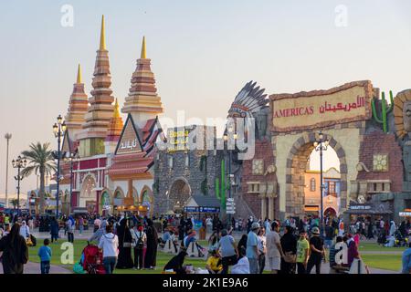 Dubai, Dubai, VAE - 3.27.2018 globaler Dorfmarkt bei Sonnenuntergang in Dubai, Vereinigte Arabische Emirate. Stockfoto