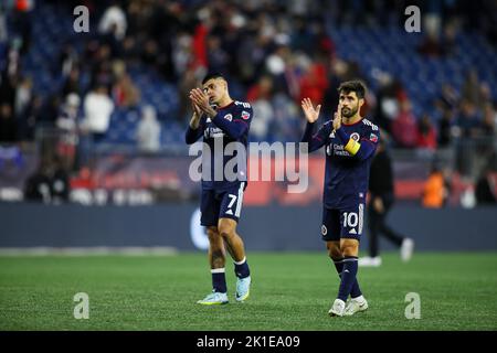 Gillette Stadium. 17. September 2022. Massachusetts, USA; Gustavo Bou (7) und Carles Gil (10), Mittelfeldspieler der New England Revolution, begrüssen die Heimfans, nachdem sie ein Spiel gegen CF Montreal im Gillette Stadium verloren haben. Burt Granofsky/Cal Sport Media/Alamy Live News Stockfoto