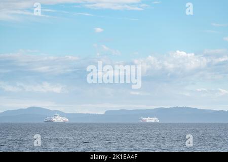 Eine große Fähre fährt durch die Straße von Georgia nahe der Grenze zwischen Kanada und den Vereinigten Staaten. Stockfoto