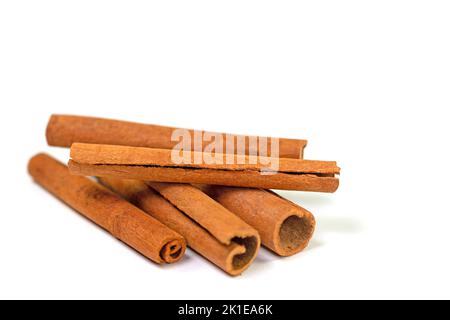 Zimtstangen isoliert vor weißem Hintergrund Stockfoto