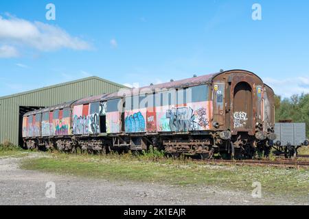 Verlassene Raliway-Kutschen am Bahnhof Hellifield in der Nähe von Skipton, Yorkshire Stockfoto