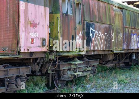 Verlassene Raliway-Kutschen am Bahnhof Hellifield in der Nähe von Skipton, Yorkshire Stockfoto