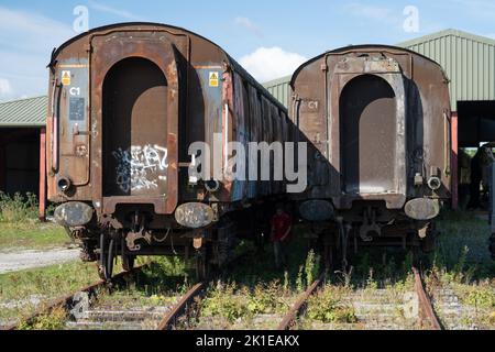 Verlassene Raliway-Kutschen am Bahnhof Hellifield in der Nähe von Skipton, Yorkshire Stockfoto