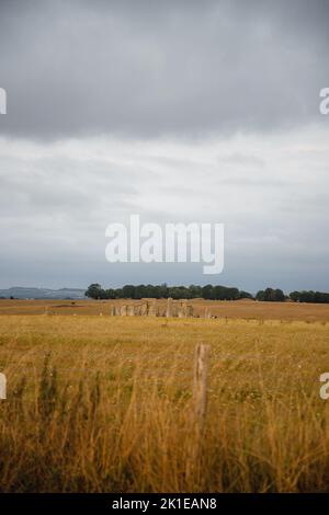 Eine vertikale Aufnahme des legendären prähistorischen Denkmals Stonehenge in der Salisbury Plain, Großbritannien, ein Wunder der antiken Welt Stockfoto