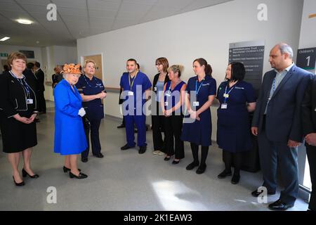 Datei-Foto vom 25/05/17 von in Begleitung von Kathy Cowell (links), der Vorsitzenden des Central Manchester University Hospital, besucht Königin Elizabeth II. Das Royal Manchester Children's Hospital, um die Opfer des Terroranschlags Anfang dieser Woche in der Stadt zu treffen und sich bei Mitarbeitern zu bedanken, die sie behandelt haben. Ausgabedatum: Sonntag, 18. September 2022. Stockfoto