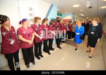 Datei-Foto vom 25/05/17 von in Begleitung von Kathy Cowell (rechts), der Vorsitzenden des Central Manchester University Hospital, besucht Königin Elizabeth II. Das Royal Manchester Children's Hospital, um die Opfer des Terroranschlags Anfang dieser Woche in der Stadt zu treffen und sich bei Mitarbeitern zu bedanken, die sie behandelt haben. Ausgabedatum: Sonntag, 18. September 2022. Stockfoto