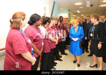 Datei-Foto vom 25/05/17 von in Begleitung von Kathy Cowell (rechts), der Vorsitzenden des Central Manchester University Hospital, besucht Königin Elizabeth II. Das Royal Manchester Children's Hospital, um die Opfer des Terroranschlags Anfang dieser Woche in der Stadt zu treffen und sich bei Mitarbeitern zu bedanken, die sie behandelt haben. Ausgabedatum: Donnerstag, 25. Mai 2017. Stockfoto