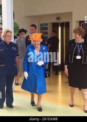 Handout-Foto vom 25/05/17, herausgegeben vom Manchester University NHS Foundation Trust, in Begleitung von Kathy Cowell (rechts), Vorsitzender des Central Manchester University Hospital, Königin Elizabeth II. Besucht das Royal Manchester Children's Hospital, um die Opfer des Terroranschlags Anfang dieser Woche in der Stadt zu treffen und sich bei Mitarbeitern zu bedanken, die sie behandelt haben. Ausgabedatum: Sonntag, 18. September 2022. Stockfoto