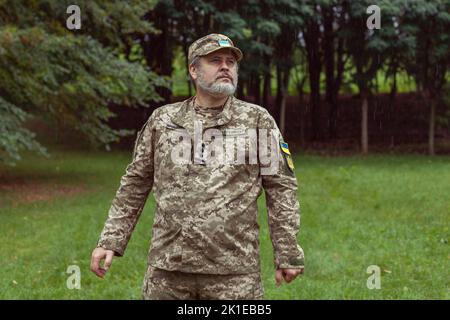 Porträt eines ukrainischen Soldaten im Wald. Krieg in der Ukraine, Konflikt, Kampf. Stockfoto