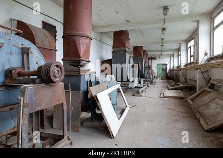 Eine alte verlassene Halle mit Lüftungsgeräten Stockfoto