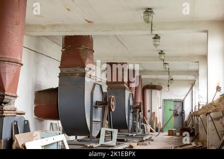 Eine alte verlassene Halle mit Lüftungsgeräten Stockfoto