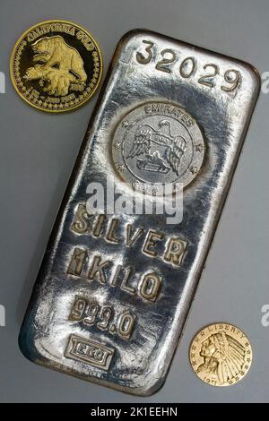 Gold- und Silberbarren - Edelmetalle Stockfoto